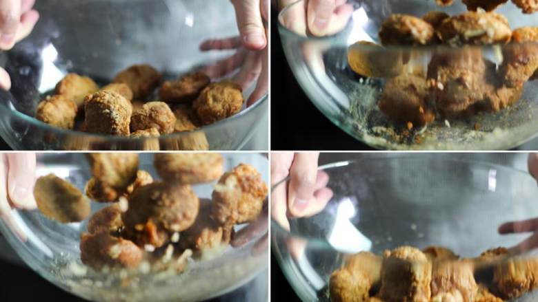 自制鸡块,鸡块与大蒜(剁碎) (2 瓣) ,现磨黑胡椒 ,白胡椒粉 拌匀。