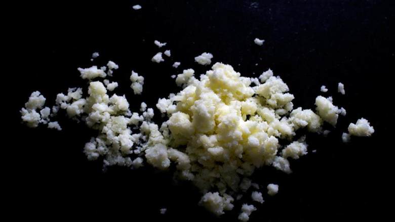 土豆泥大蒜黄油酱配炸刺山柑,大蒜 磨成蒜泥;无盐黄油 切成小丁,备用。