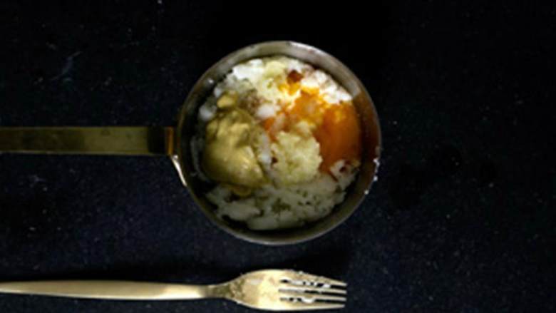 土豆泥大蒜黄油酱配炸刺山柑,加入又第戎芥末 ,鸡蛋黄 ,大蒜 ,用叉子搅拌均匀,至可以涂抹的状态。