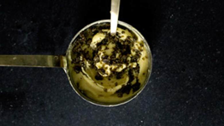 土豆泥大蒜黄油酱配炸刺山柑,最后,加入炸好的刺山柑,如果需要的话,加入适量的食盐调味。