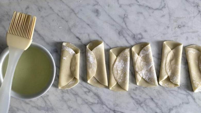 迷你春卷皮枫糖奶油卷,在炸锅中倒入足量的芥花油,5厘米深,然后中火加热至油温达到165摄氏度,保持在这个温度。