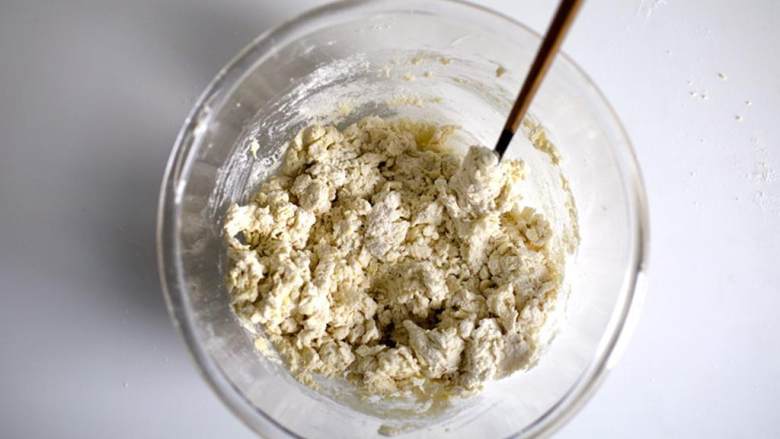 早餐香肠肉汁砂锅菜,加入黄油丁,用切刀(或用点打功能),直到形成豌豆大小的粗粒,把混合物转移到大碗中,用手把黄油压成扁圆状。