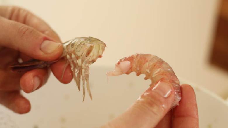 大虾塔可配牛油果卷心菜,最后,去掉尾巴,剩余的虾也同样操作。