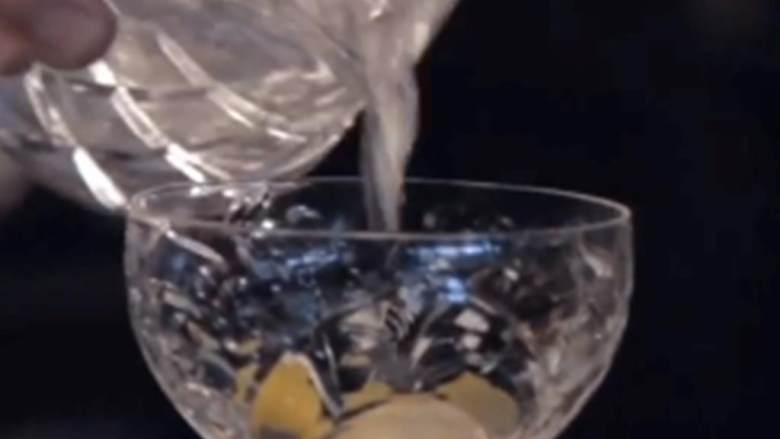 帝王的炼金药,把鸡尾酒过滤到酒杯中,再取出柠檬片,可以享用啦!