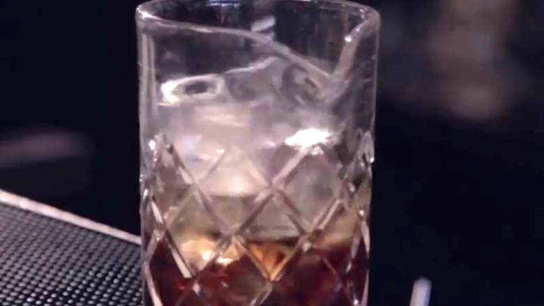 加农鸡尾酒,混合黑麦威士忌 ,苦艾酒 ,阿马罗利口酒 和冰块。