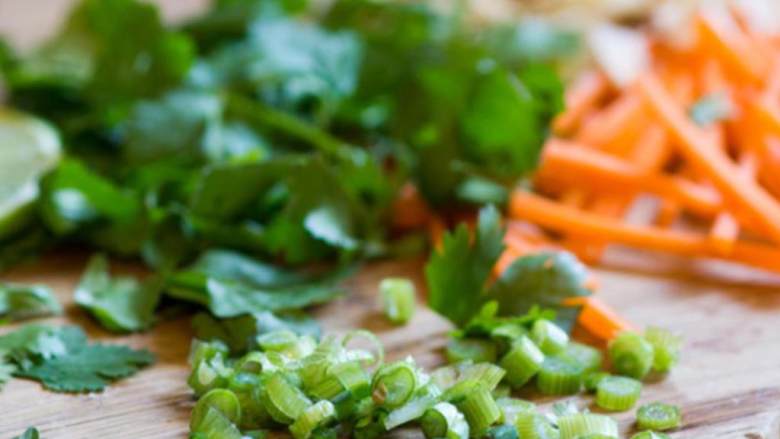 泰式无酵饼披萨,预热烤箱至205摄氏度。生姜 去皮剁碎，大蒜 剁碎。