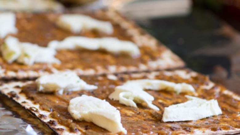 泰式无酵饼披萨,烤箱预热好之后，把无酵饼 放在垫好锡纸的烤盘上，抹上杏仁酱，放上新鲜马苏里拉 片或丝，烤7-10分钟至芝士融化。