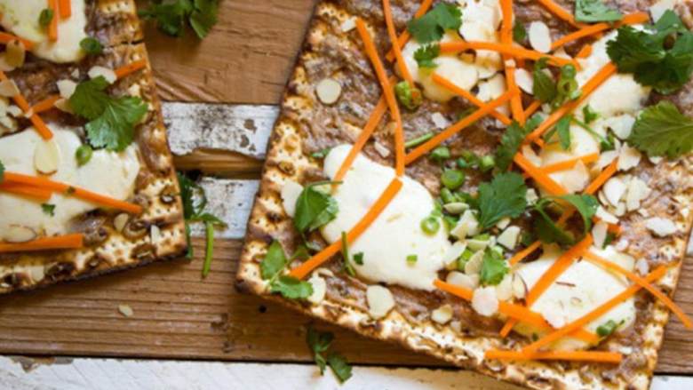 泰式无酵饼披萨,在披萨上撒上胡萝卜丝 ，杏仁片 ，香菜 ，青柠汁 ，趁热吃！