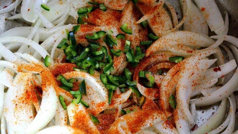 辣味烤红椒烩豆腐,加入中号墨西哥辣椒 (切丁),大号大蒜瓣 (切片),烟熏红椒粉 (1 茶匙) ,辣椒粉 ,再煮3分钟。