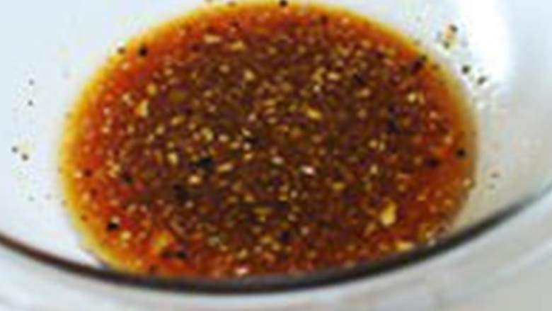 韩式烤鸡,混合酱油 ,柠檬汁 ,红糖 ,蜂蜜 ,米酒 ,大蒜末 ,姜末 ,芝麻油 ,黑胡椒 ,芝麻 ,调成腌料。
