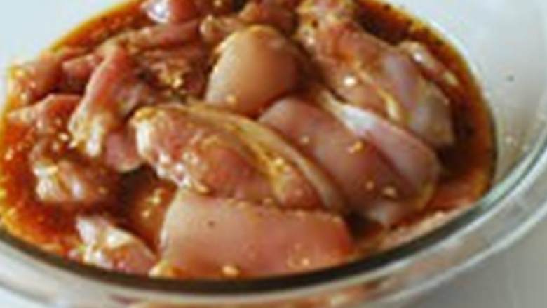 韩式烤鸡,把鸡肉倒入腌料中,在冰箱中腌制30分钟。
