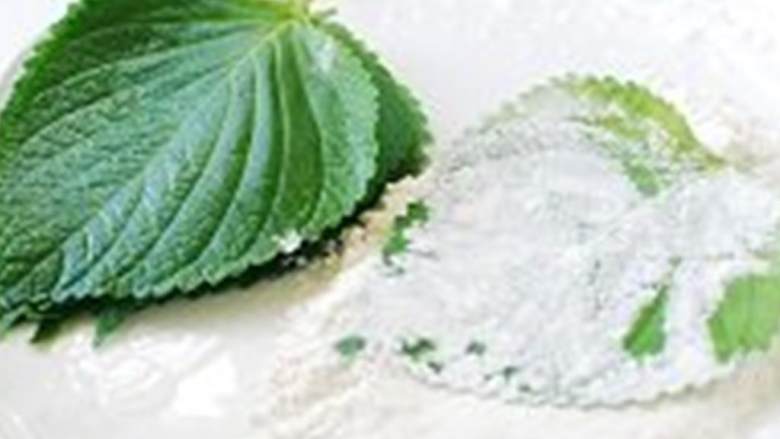 紫苏饼,紫苏叶 两面清洗干净，一次洗一片，抖掉多余的水分，把叶子的两面在面粉中蘸一下，一次蘸一片。