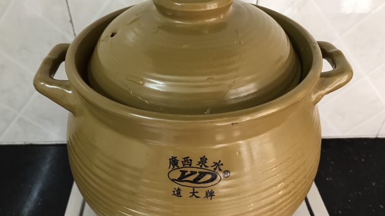 响螺虫草花老鸽汤,上炉大火烧开,转中小火煮1.5小时左右
