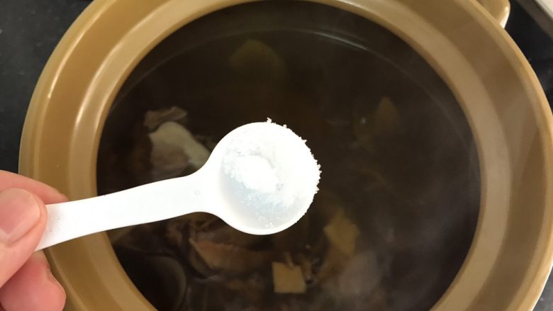 响螺虫草花老鸽汤,最后,熄火加点盐调味就可以了!
