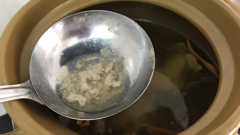 响螺虫草花老鸽汤,煮至沸腾后,用勺子撇掉浮末,再继续煮