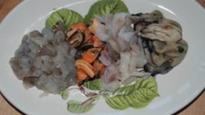 海鲜葱饼,准备并切配好食材:海鲜 (切成小片),大葱(切成10厘米长的段) ,红椒 (切细丝),青椒 (切细丝),沥干水分,备用。
