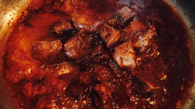 10分钟快手炖牛肉,倒入红酒 ,高火。
