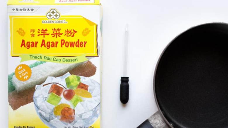 鱼子酱,把冷的芥花油 放入一个高一点的玻璃杯中,放在冰箱中冷藏3个小时至粘稠。