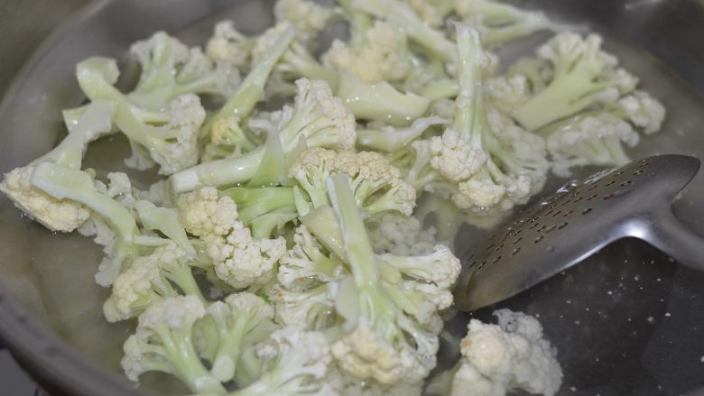 孜然花菜,比肉还好吃!,坐锅烧水,将花菜焯水。