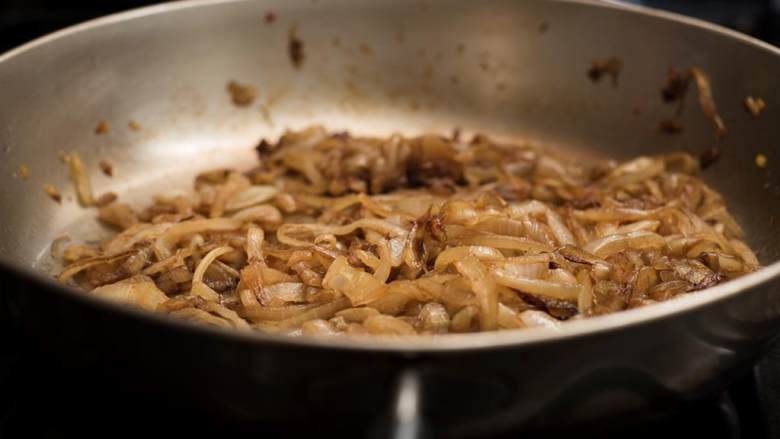 奶酪烤牛肉三明治,加入:香醋、粗粒盐 和黑胡椒调味,振荡搅拌放一边