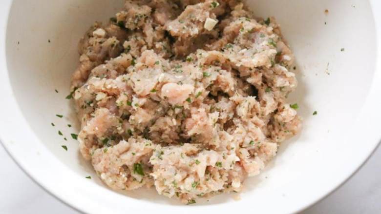 烤火鸡肉丸汉堡,在中等搅拌碗里,混合:菲达奶酪 、黄洋葱 、大蒜、平叶欧芹、 薄荷 、磨碎莳萝 、磨碎胡荽 、 粗粒盐 、磨碎肉桂 、黑胡椒、红辣椒
