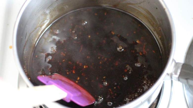 照烧豆腐配芝麻油青菜,另外准备一个马克杯或者碗,混合1汤匙水 和玉米淀粉 ;上一步的酱汁煮开后,慢慢加入芡汁,不断搅拌防止糊锅。