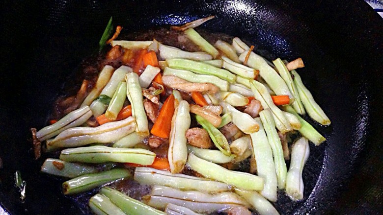 家常炖芸豆,倒入半杯开水,小炖会