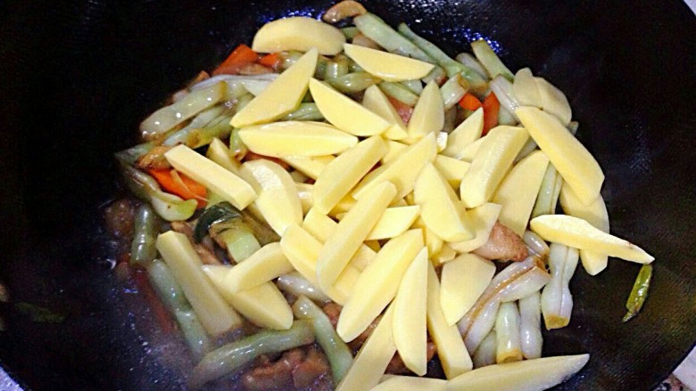 家常炖芸豆,开水炒干放,放味极鲜,土豆翻炒1分钟