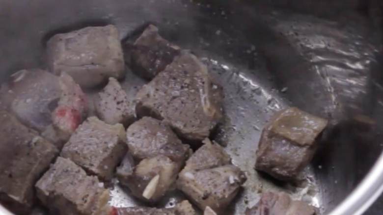 咖喱羊肉,在锅里加1汤匙橄榄油 ,确保锅底完全覆盖橄榄油
