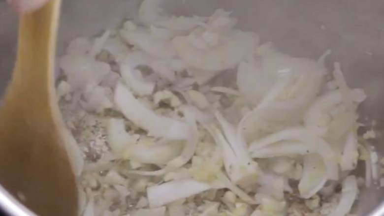 咖喱羊肉,减至低火,加入橄榄油 到锅里,然后加入:小洋葱 中等葱 剁碎生姜 ,搅拌约1分钟