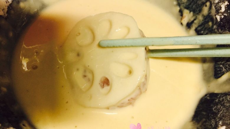 炸藕盒,夹好的藕盒放入面糊中,裹好面糊。如果喜欢吃皮酥脆的,裹面糊的时候多裹一点,不喜欢面糊皮太厚就控一下再入锅