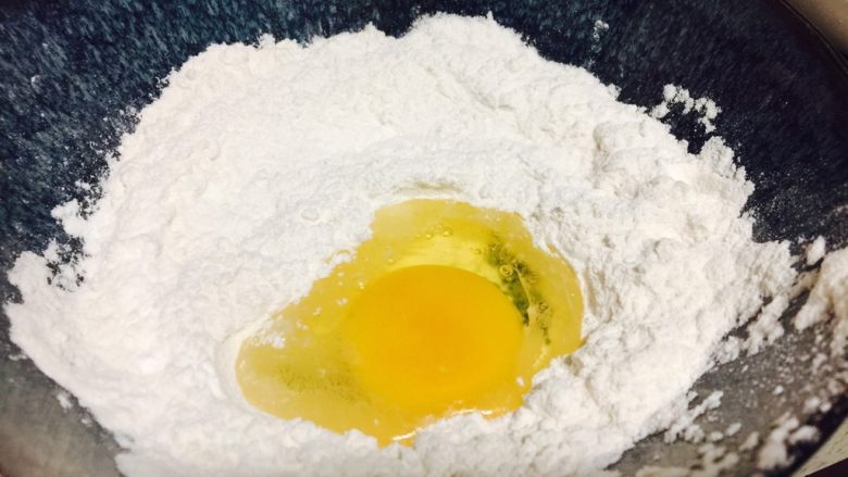 炸藕盒,淀粉和面粉混合,打入一个鸡蛋