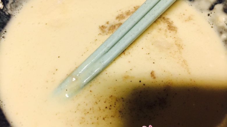 炸藕盒,慢慢加入清水,边加入水边搅拌。调成稀稠合适的面粉糊。然后加入盐和白胡椒粉