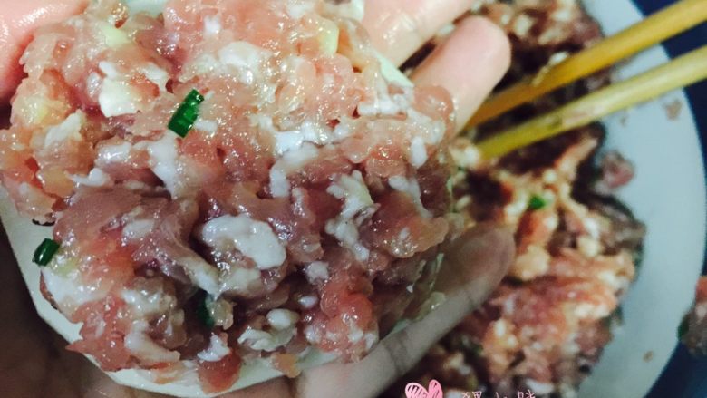 炸藕盒,一片莲藕,铺上适量肉馅