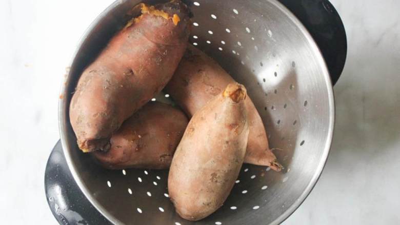 甜土豆炖菜配棉花糖,洗净甜土豆 ,放到大锅里