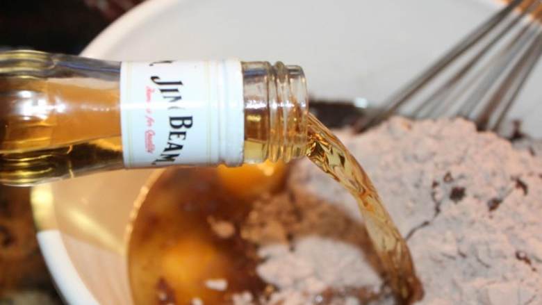 波本酒布朗尼“薯条”,在一个中等大小的碗中,按照说明制作布朗布朗尼预拌粉 面糊,但是用波本酒 代替配料中的水。