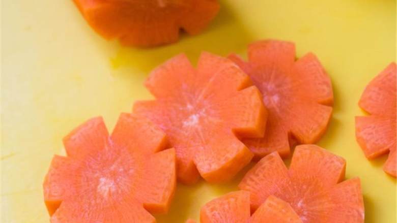 培根包虾仁,加入水 ，酱油 ；记得把锅底刮干净，才能使各种味道充分融合。