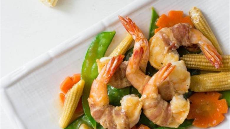 培根包虾仁,混合玉米淀粉 ，净水 做成芡汁，倒入锅中；煮几秒钟后关火；汤汁应该很快就变得浓稠了；配上米饭一起吃。