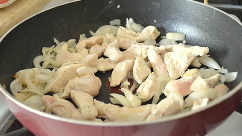 椰子鸡咖喱,大蒜散发出香味后,加入鸡肉条,充分翻炒至粉色的生肉消失。