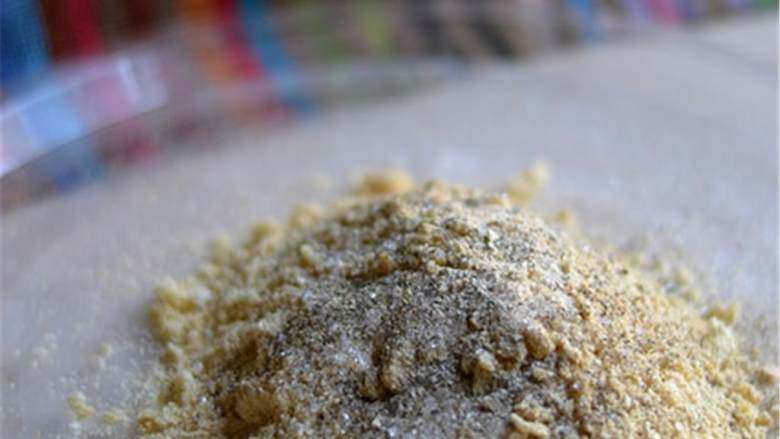 免油炸的棒棒鸡条,在面包屑中加入意大利综合香料 ,大蒜粉 ,洋葱粉 ,黑胡椒 和盐 。