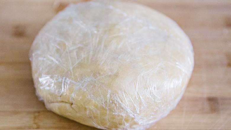 碧根果派,用保鲜膜包裹好面团,放入冰箱冷藏30分钟
