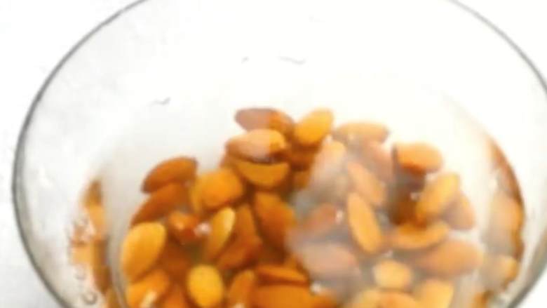 赫加齐杏仁咖啡,大杏仁 用水煮2分钟。
