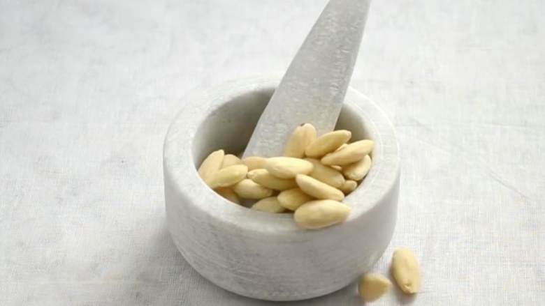 赫加齐杏仁咖啡,去除外皮后，用料理机打碎或者用杵捣碎成直径2-3毫米的小粒。