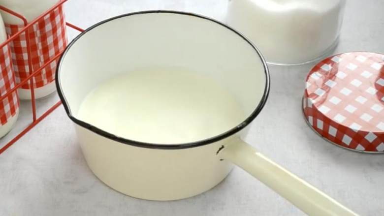 赫加齐杏仁咖啡,准备一个小奶锅，加入3杯牛奶 和糖 ，中火加热。