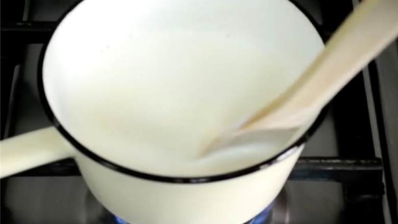 赫加齐杏仁咖啡,剩余的一杯牛奶 中加入米粉， 然后倒入热牛奶中，搅拌均匀，然后再次把锅放在灶上。