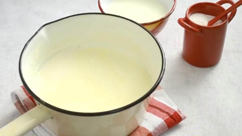 赫加齐杏仁咖啡,加入杏仁粒，不断搅拌，直到达到你所想要的稠度。