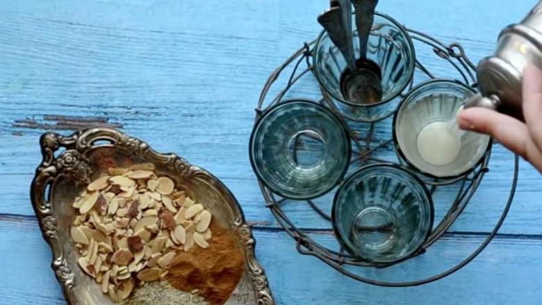 赫加齐杏仁咖啡,把做好的饮料分到杯子中。