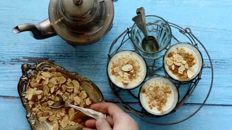 赫加齐杏仁咖啡,放上肉桂粉 和烤杏仁片 做装饰，或者挑你喜欢的。