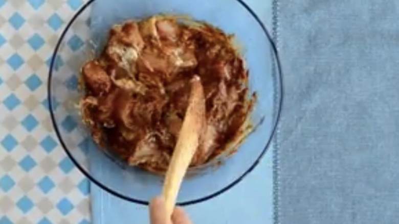 中东风味鸡肉串,把鸡肉放入腌料中,抓匀,确保每块鸡肉都裹上腌料;腌制至少半个小时,最好能够过夜。