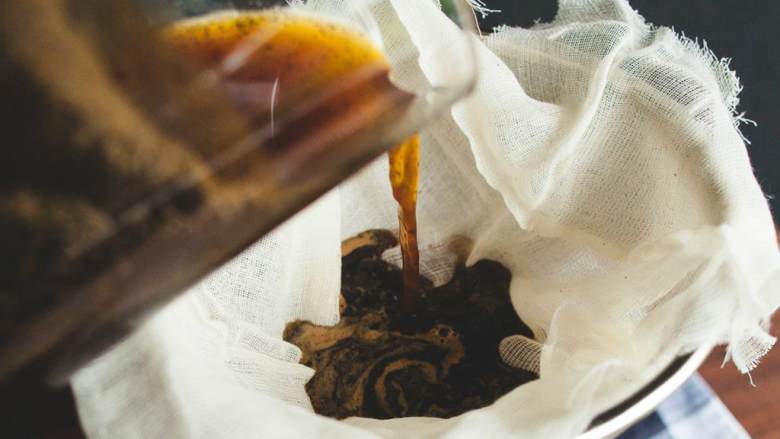 完美冰咖啡,滤碗上垫纱布,咖啡过筛。